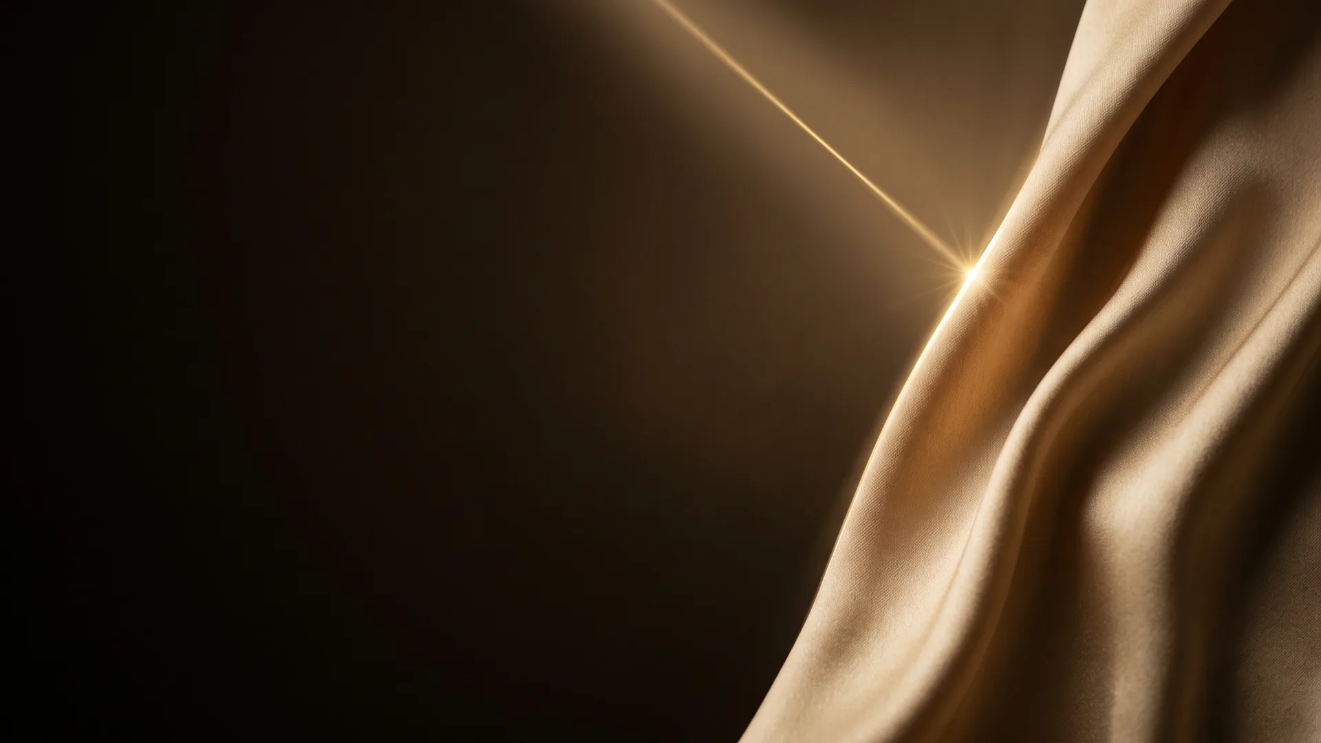Goldene Seide mit feinem Laser-Lichtstrahl vor dunklem Hintergrund
